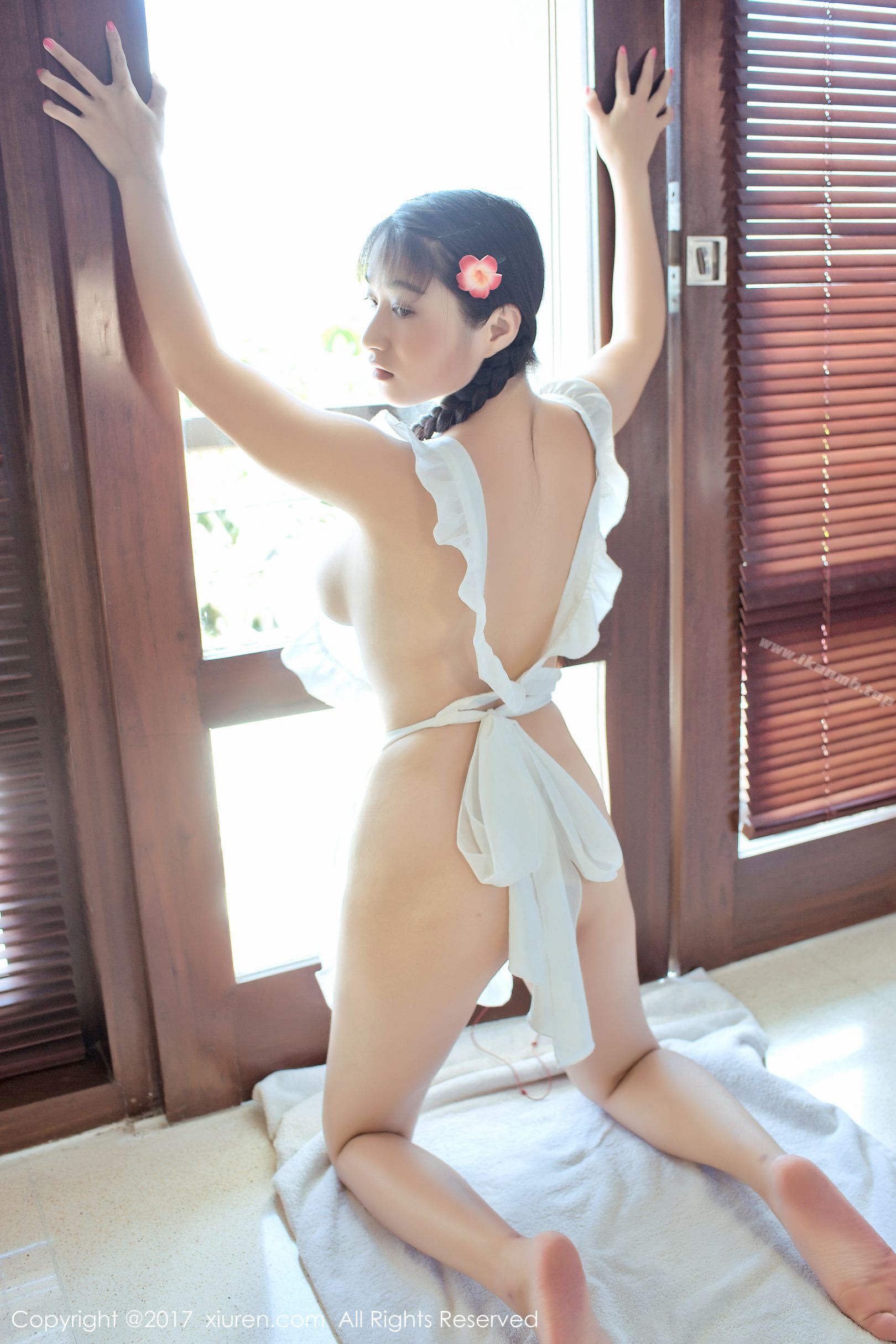 《性感写真（真人集）》漫画 99年纯天然童颜巨乳气质妹子缇娜美身材非常娇小，却拥有F杯丰满巨乳