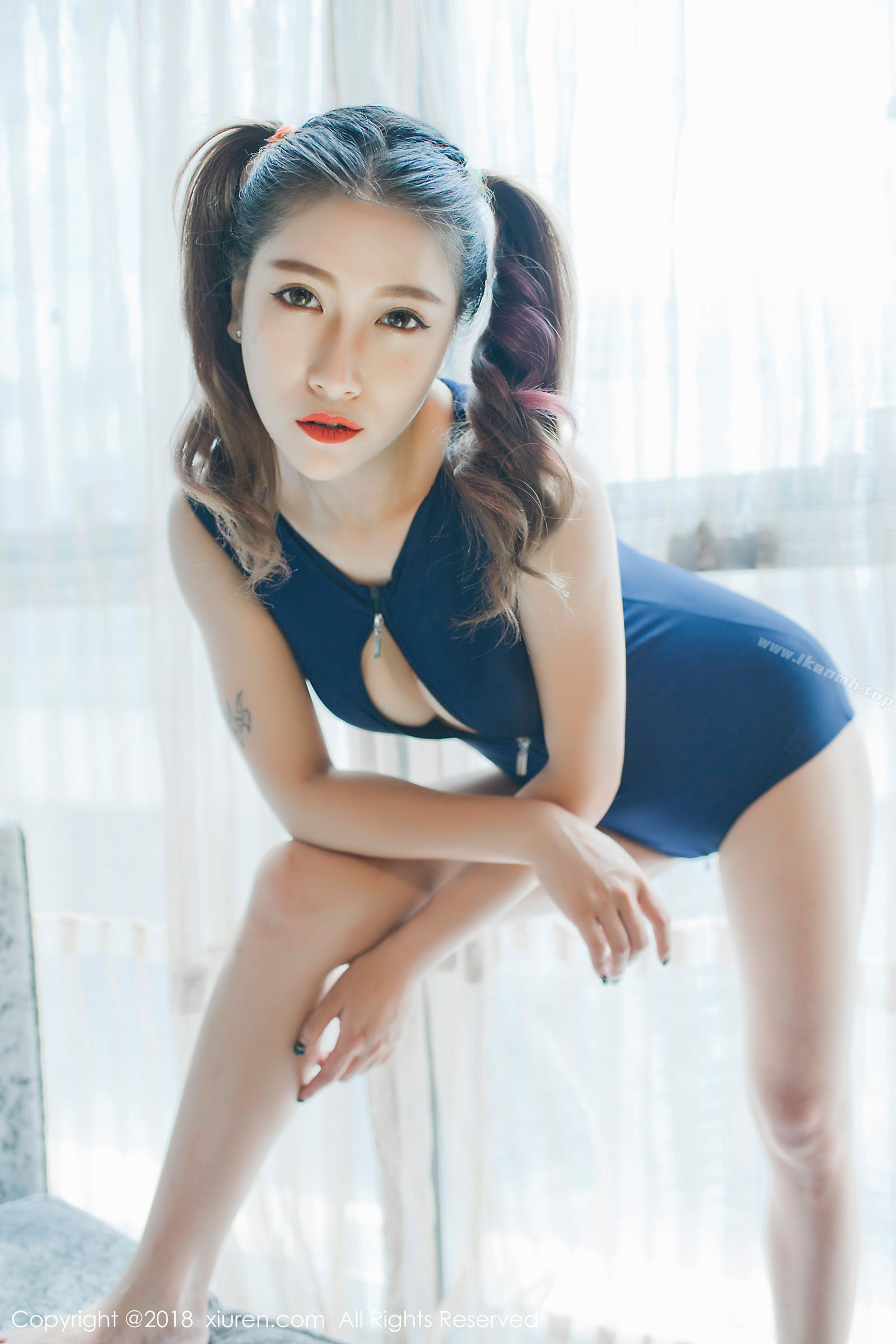 《性感写真（真人集）》漫画 御姐范美女杜花花性格开朗，妖娆妩媚性感蓝色开胸比基尼和日系连体泳衣