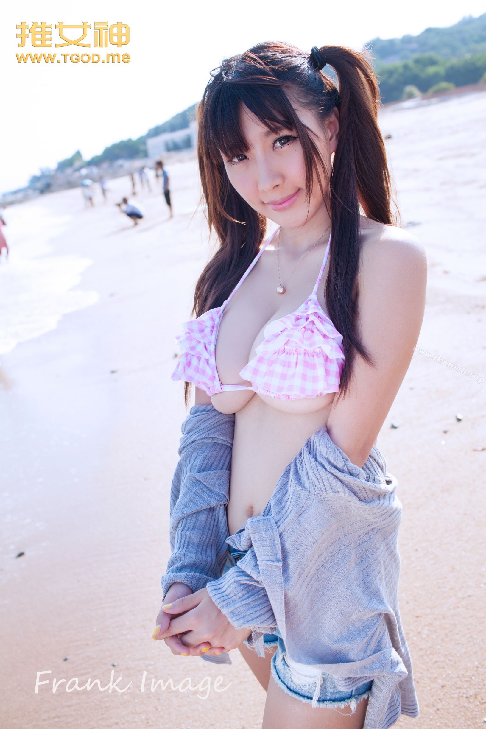 《性感写真（真人集）》漫画 学生萌装发育特别好呢，湖边比基尼秒变成熟风格了。喜欢可爱嫩嫩的感觉